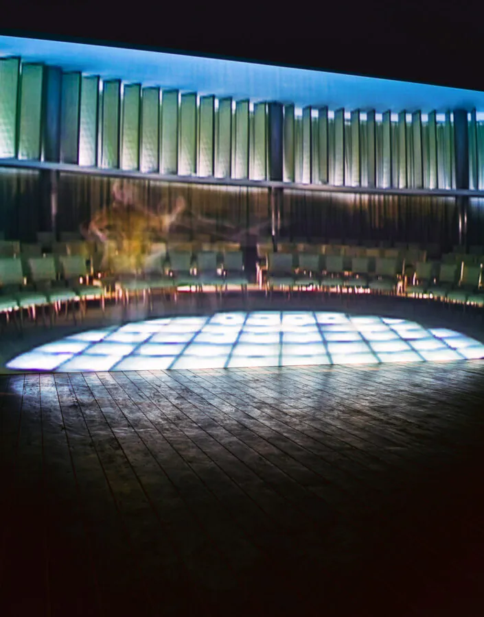 Valeska Soares, Folly, 2005, [vista interna], vídeo transferido para DVD, 5’, madeira, vidro, ar-condicionado, trilha sonora The Look of Love, 250x1110 cm. ​Foto: William Gomes