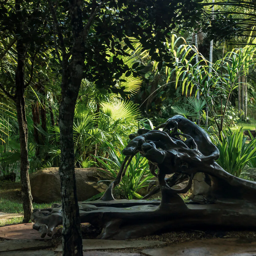 Os bancos, esculturas mobiliárias, são obras do designer Hugo França. Em Inhotim há cerca de 120 peças. Foto:João Marcos Rosa/Nitro