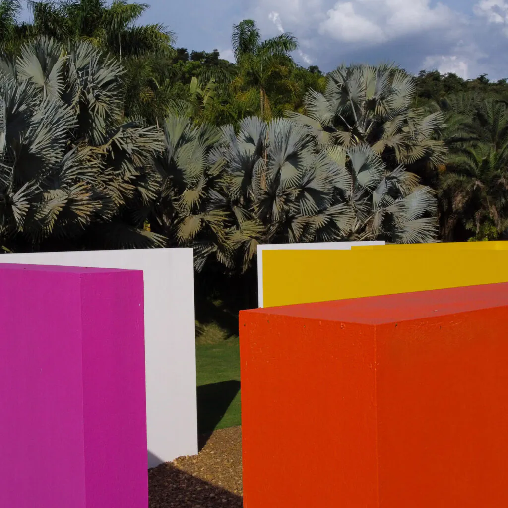 Hélio Oiticica, Invenção da cor, Penetrável Magic Square #5, De Luxe, 1977, [detalhe], pintura sobre paredes de alvenaria, cobertura de metal e vidro, alambrado, seixo rolado, 15x15x4,5 m. Foto: Brendon Campos