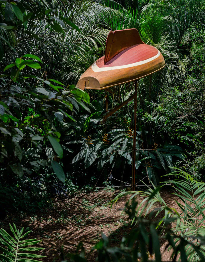 Simon Starling, The Mahogany Pavilion (Mobile Architecture nº 1), 2004, veleiro “loch long” invertido (nº73) construído em 1963 pela Boags Boat Yard em Largs, Escócia, usando mogno sul-americano, 640x600x350 cm​. Foto:  William Gomes