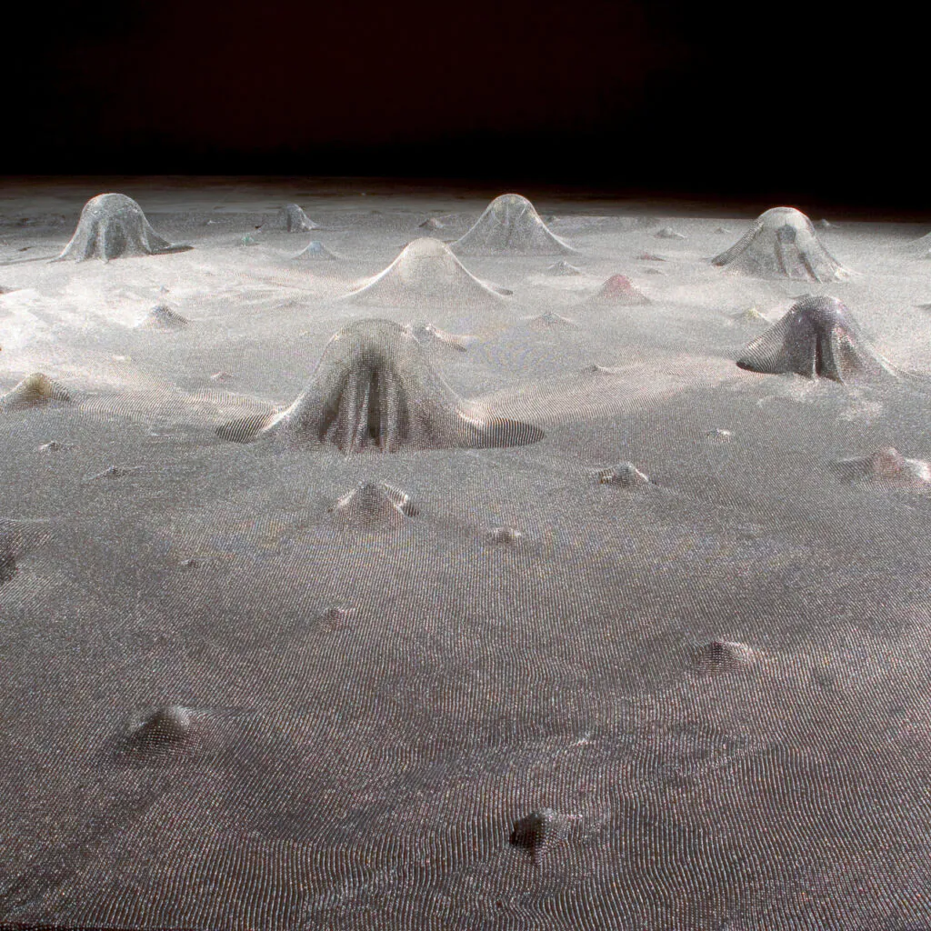 Cildo Meireles, Glove Trotter, 1991,[detalhe],  malha de aço, bolas de vários tamanhos, cores e materiais, 25x520x420 cm.​ Foto: Pedro Motta