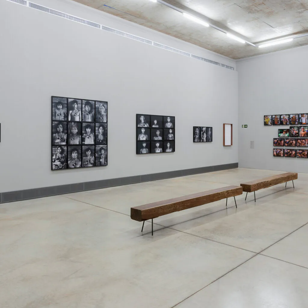 Vista de exposição do eixo "O conflito", Galeria Claudia Andujar. Foto: Eduardo Eckenfels