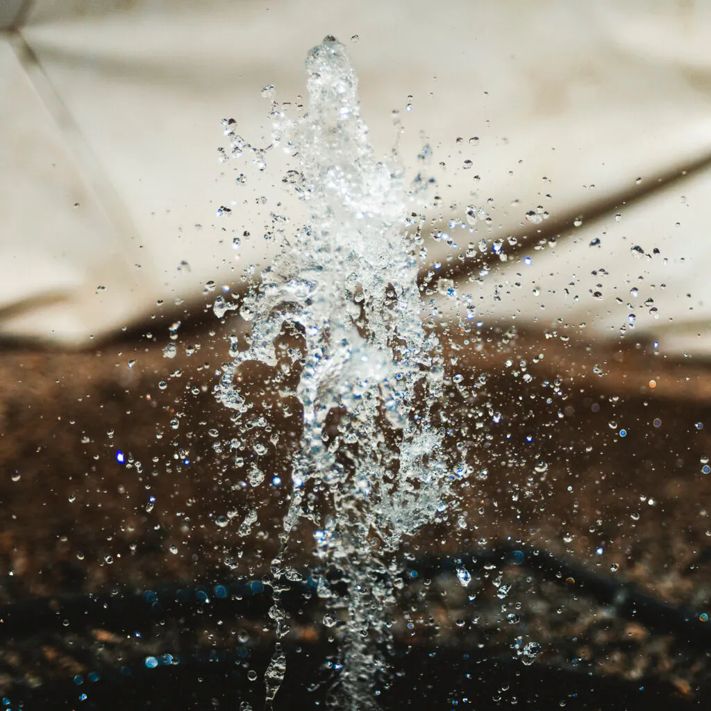 Olafur Eliasson, By means of a Sudden Intuitive Realization, 1996,[detalhe],  iglu de fibra de vidro, água, iluminação estroboscópica, bomba d’água e plástico, 300x510. Foto: William Gomes