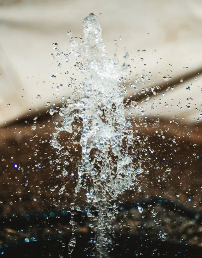 Olafur Eliasson, By means of a Sudden Intuitive Realization, 1996,[detalhe],  iglu de fibra de vidro, água, iluminação estroboscópica, bomba d’água e plástico, 300x510. Foto: William Gomes