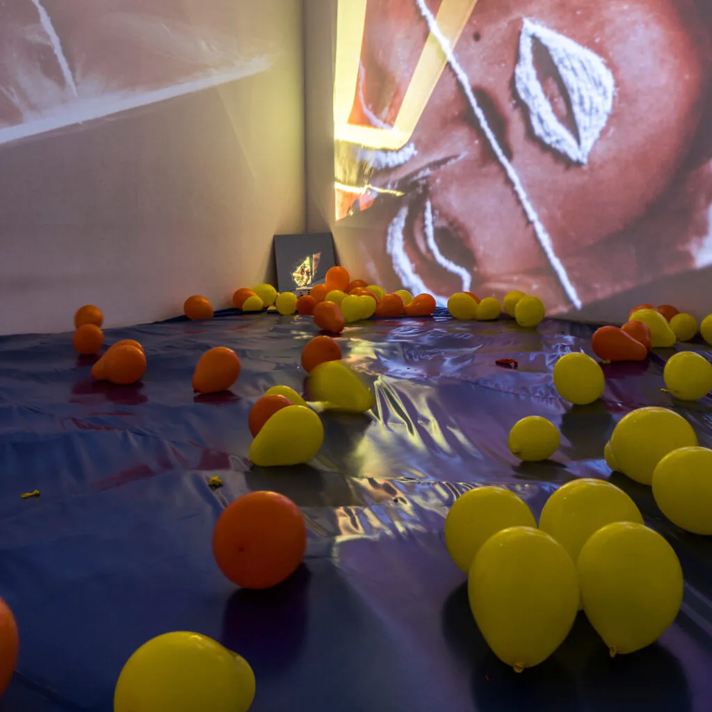 Obra Cosmococa/CC3 Maileryn, 1973, de Hélio Oiticica e Neville D'Almeida. Acervo de arte contemporânea Inhotim