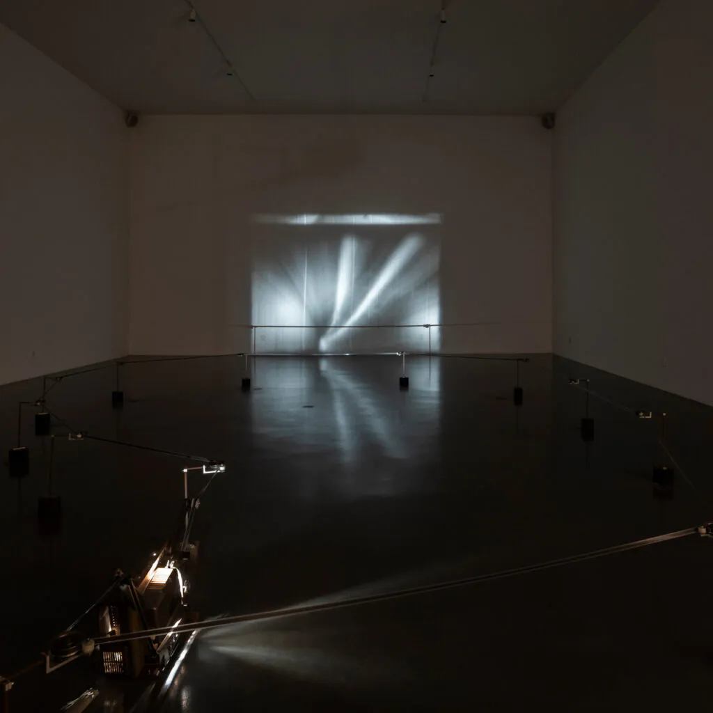 Obra Ão, 1981, de Tunga. Acervo de arte contemporânea Inhotim