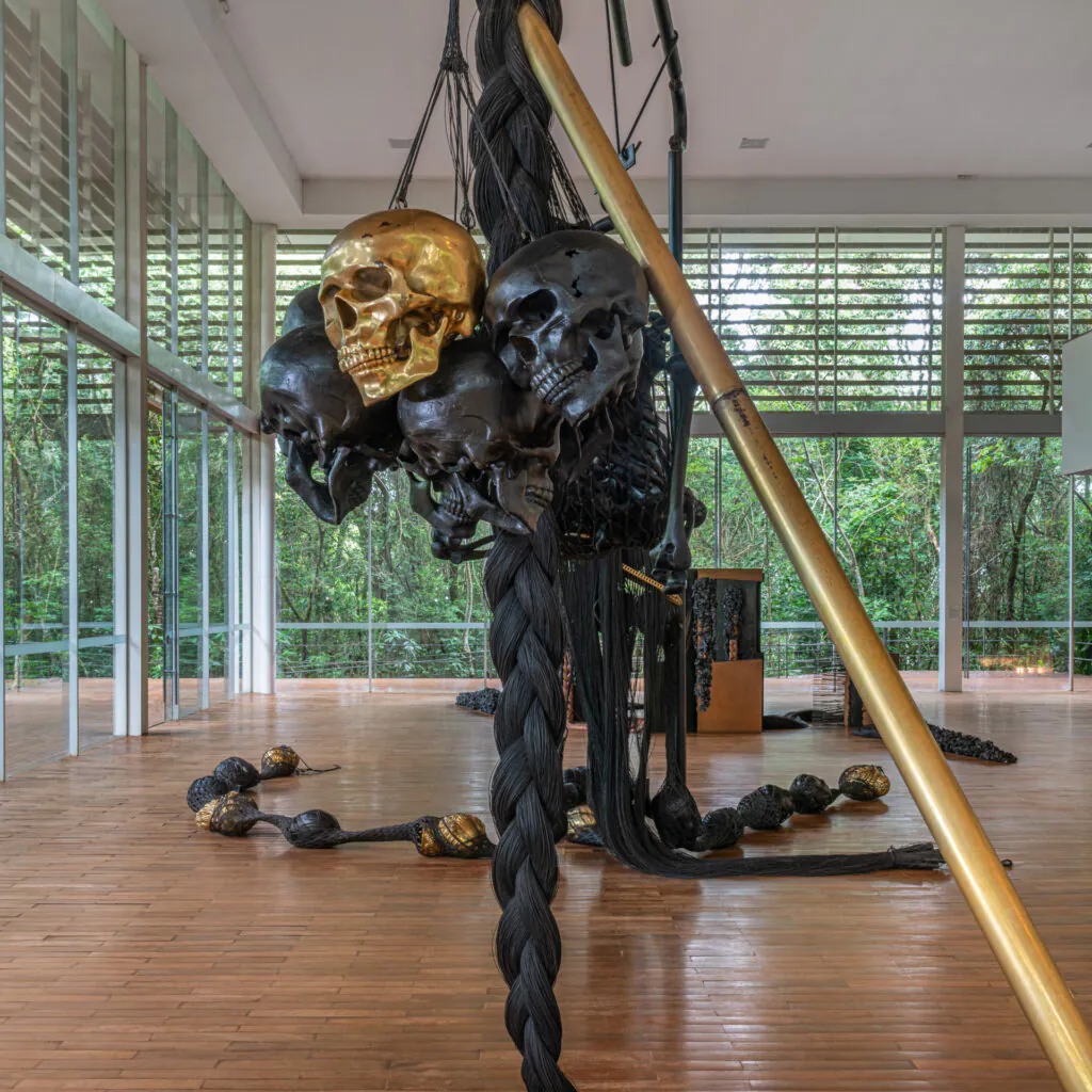 Obra À la Lumière des Deux Mondes, 2005, de Tunga. Acervo de arte contemporânea Inhotim