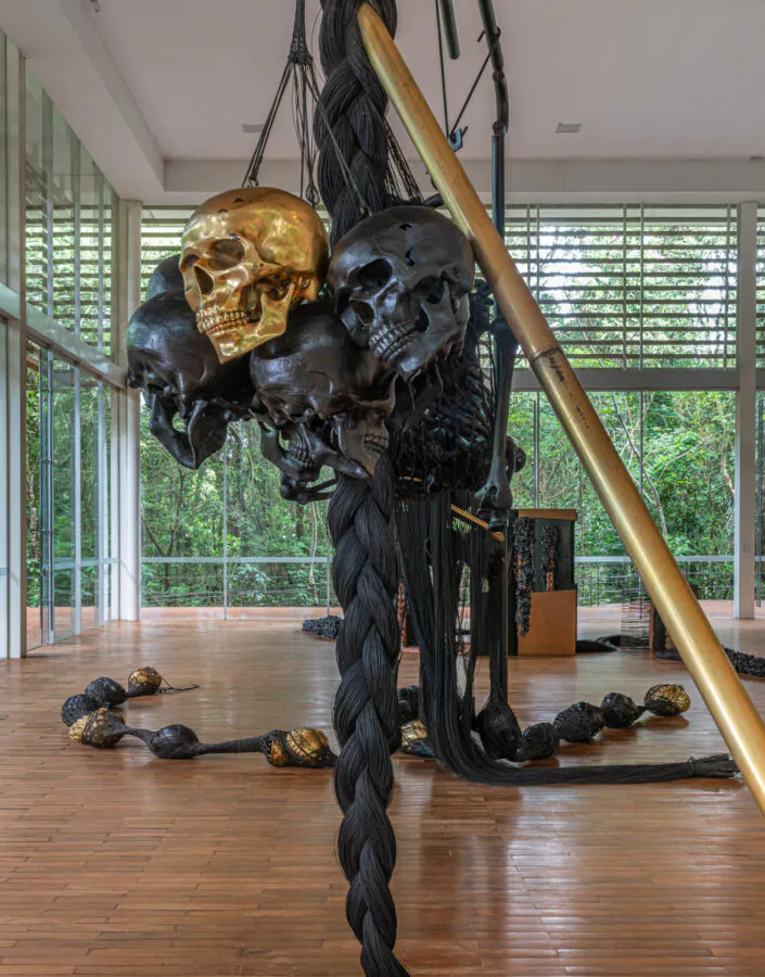 Obra À la Lumière des Deux Mondes, 2005, de Tunga. Acervo de arte contemporânea Inhotim