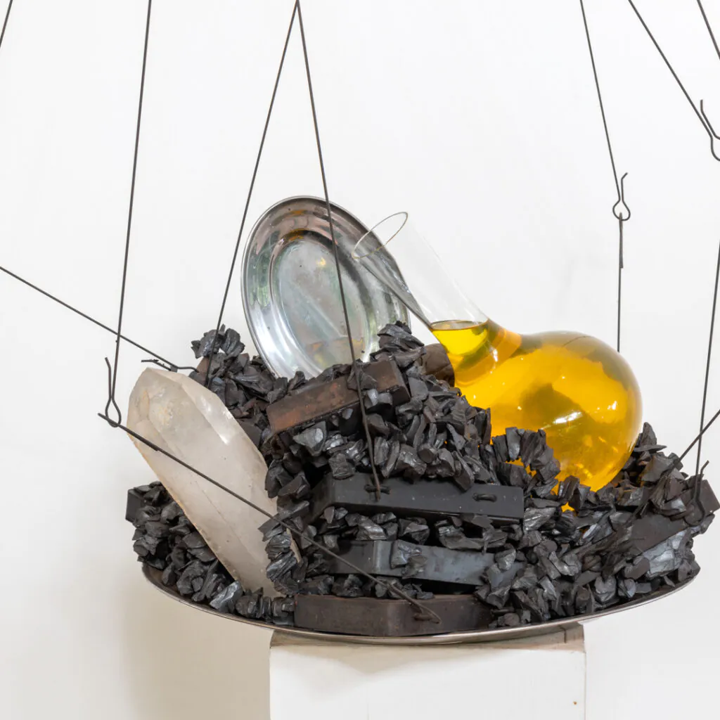 Obra X-Estudo, 2009, de Tunga. Acervo de arte contemporânea Inhotim