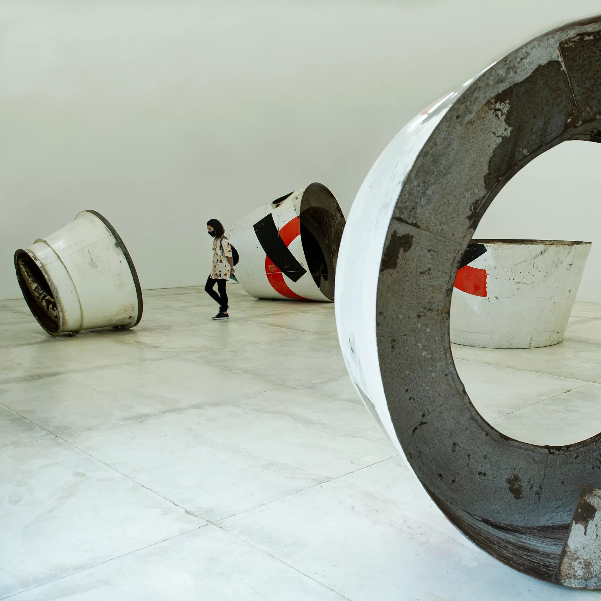 Alexandre da Cunha, "Mix (Boom)", 2017, in detail, Visão Geral Exhibition, at Galeria Mata. Photography: Brendon Campos