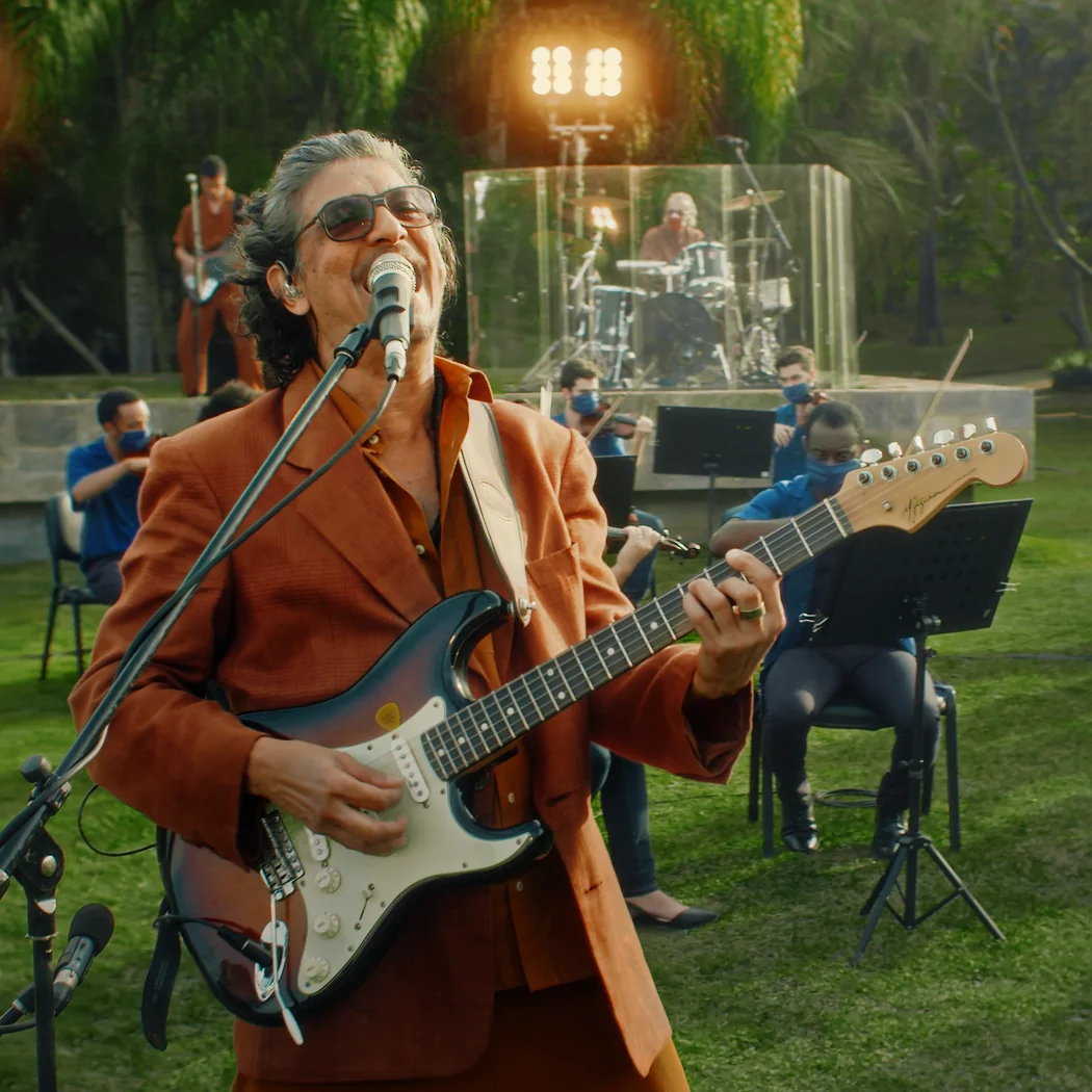 The singer and songwriter from Rio de Janeiro performs at Galeria Cosmococa. Photo: Raval.