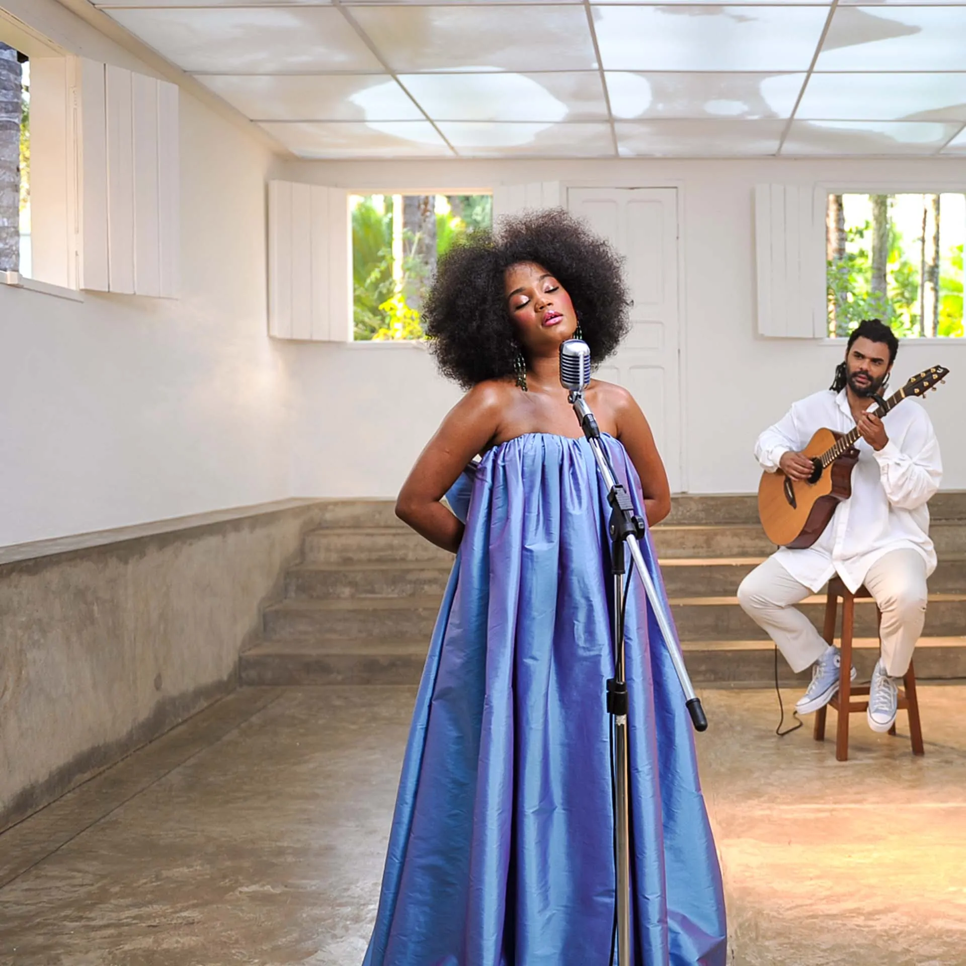 Agnes Nunes, revelação da MPB, apresenta show inédito na Galeria da artista Rivane Neuenschwander, construção mais antiga do Instituto Inhotim. Foto: Brendon Campos