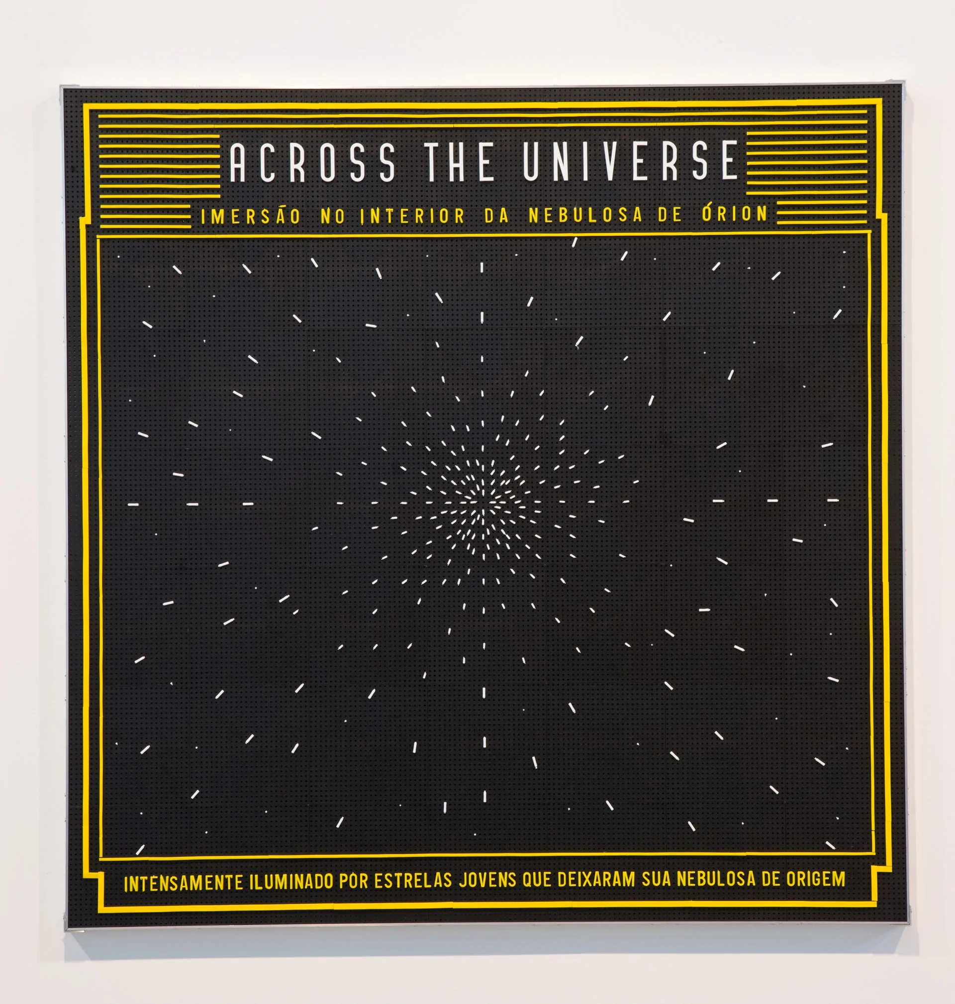 Rodrigo Matheus, "Across the Universe", da série Controles visuais, 2008, plástico, 105 x 105 cm. Em exposição na Galeria Fonte. Foto: Daniel Mansur