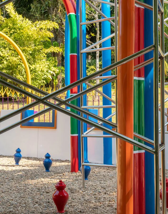 Rommulo Vieira Conceição, "O espaço físico pode ser um lugar complexo, abstrato e em construção", 2021. Metal, madeira, resina, fibra de vidro, polipropileno, poliuretano e pintura automotiva. Foto Inhotim