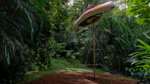 Simon Starling, The Mahogany Pavilion (Mobile Architecture nº 1), 2004, veleiro “loch long” invertido (nº73) construído em 1963 pela Boags Boat Yard em Largs, Escócia, usando mogno sul-americano, 640x600x350 cm​. Foto:  William Gomes