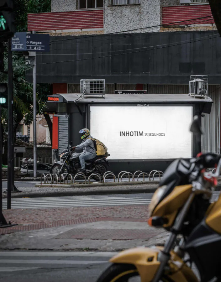 O projeto 15 segundos, Cildo Meireles apresenta Marielle Franco (2021), um trabalho em homenagem  à socióloga, ativista e vereadora, e Anderson Gomes, motorista, ambos assassinados em 2018 no Rio de Janeiro. 