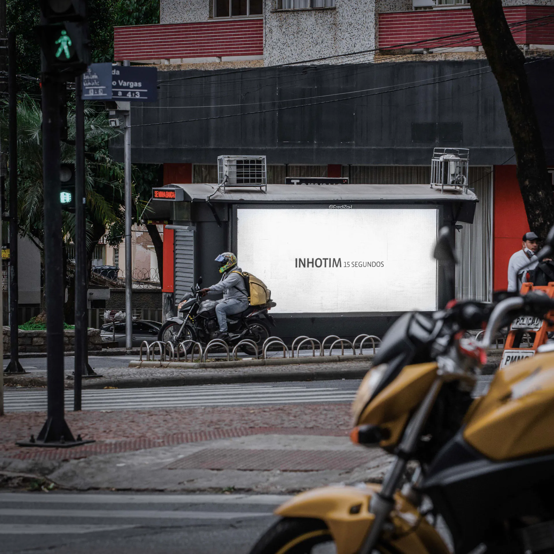O projeto 15 segundos, Cildo Meireles apresenta Marielle Franco (2021), um trabalho em homenagem  à socióloga, ativista e vereadora, e Anderson Gomes, motorista, ambos assassinados em 2018 no Rio de Janeiro. 