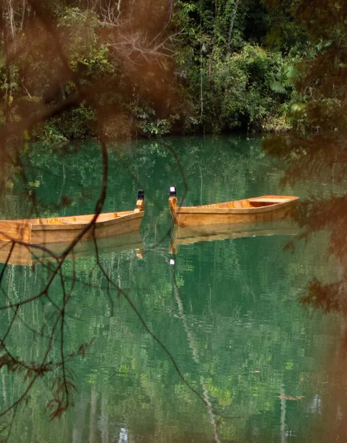 A obra de Laura Belém traz um jogo de flerte e aceno entre dois corpos que nunca se tocam.