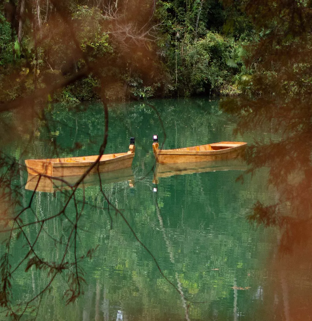 A obra de Laura Belém traz um jogo de flerte e aceno entre dois corpos que nunca se tocam.