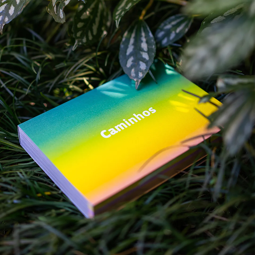  Informações sobre Galerias, Jardins Temáticos, espécies botânicas e obras ao ar livre do Inhotim estão reunidas no guia Caminhos. Foto: Brendon Campos