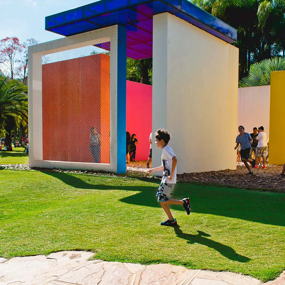 Como seria o mundo sem cor? A partir desta pergunta, o Educativo Inhotim idealizou a Visita temática O mundo das cores. 