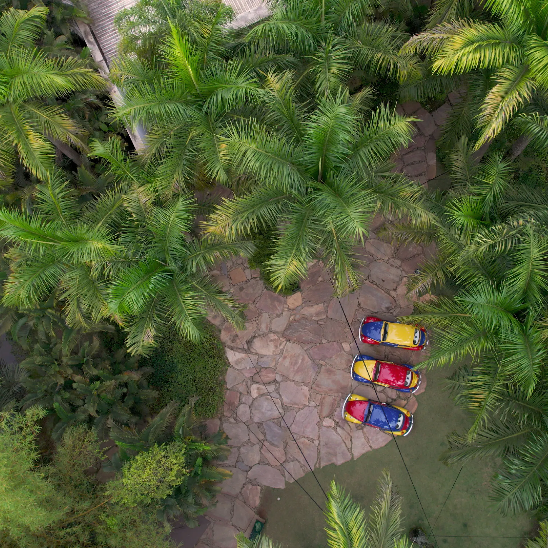 A obra Troca-troca (2002), de Jarbas Lopes se despede do Largo das Orquídeas e inicia seu percurso até a Galeria Praça. Vídeo: Área de Serviço 