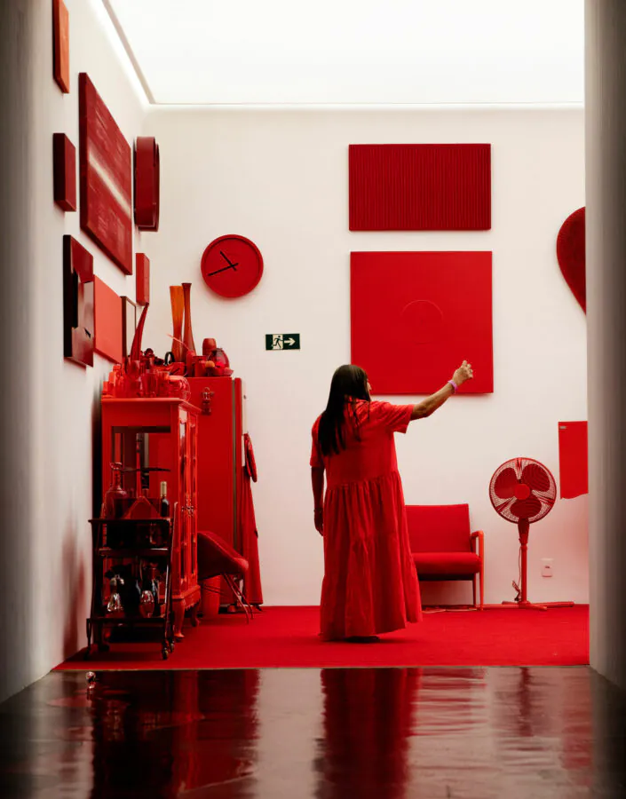 "Desvio para o vermelho" [Red Shift[ (1967–1984), by Cildo Meireles, is part of the Cildo Meireles Gallery, inaugurated in 2004. Foto: Fernando Pilatos