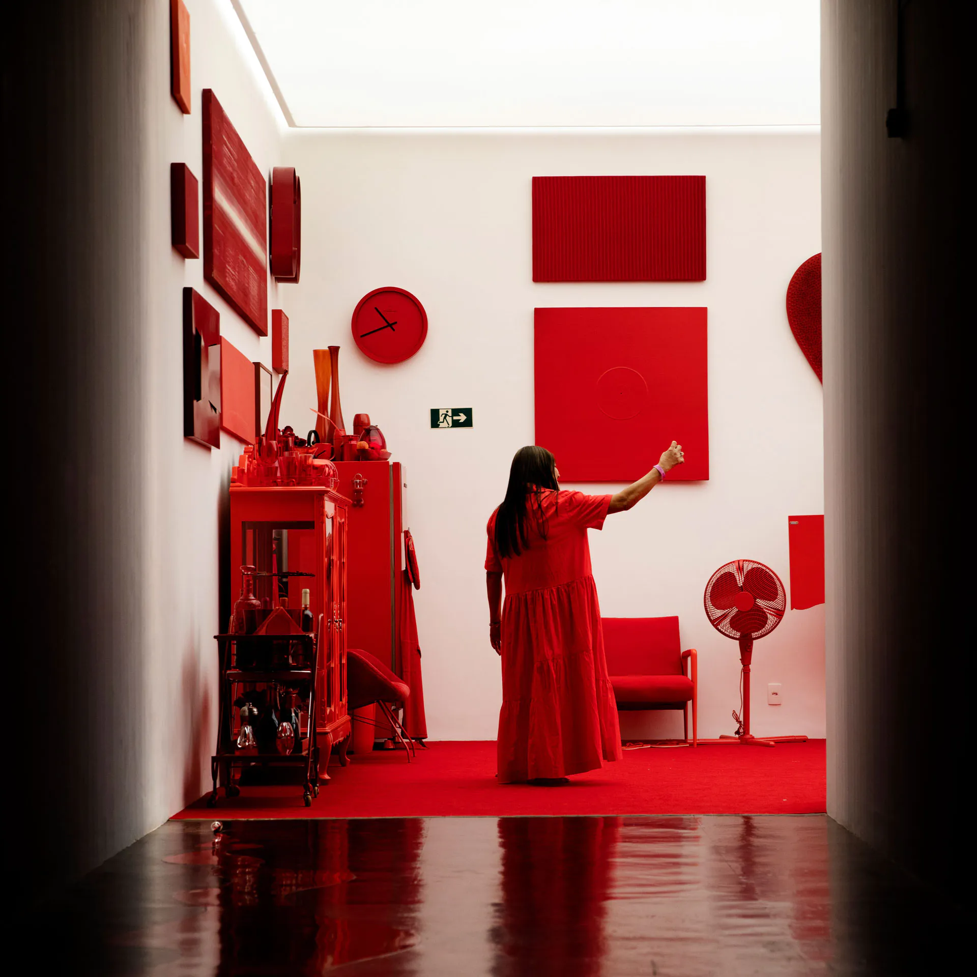 "Desvio para o vermelho" [Red Shift[ (1967–1984), by Cildo Meireles, is part of the Cildo Meireles Gallery, inaugurated in 2004. Foto: Fernando Pilatos