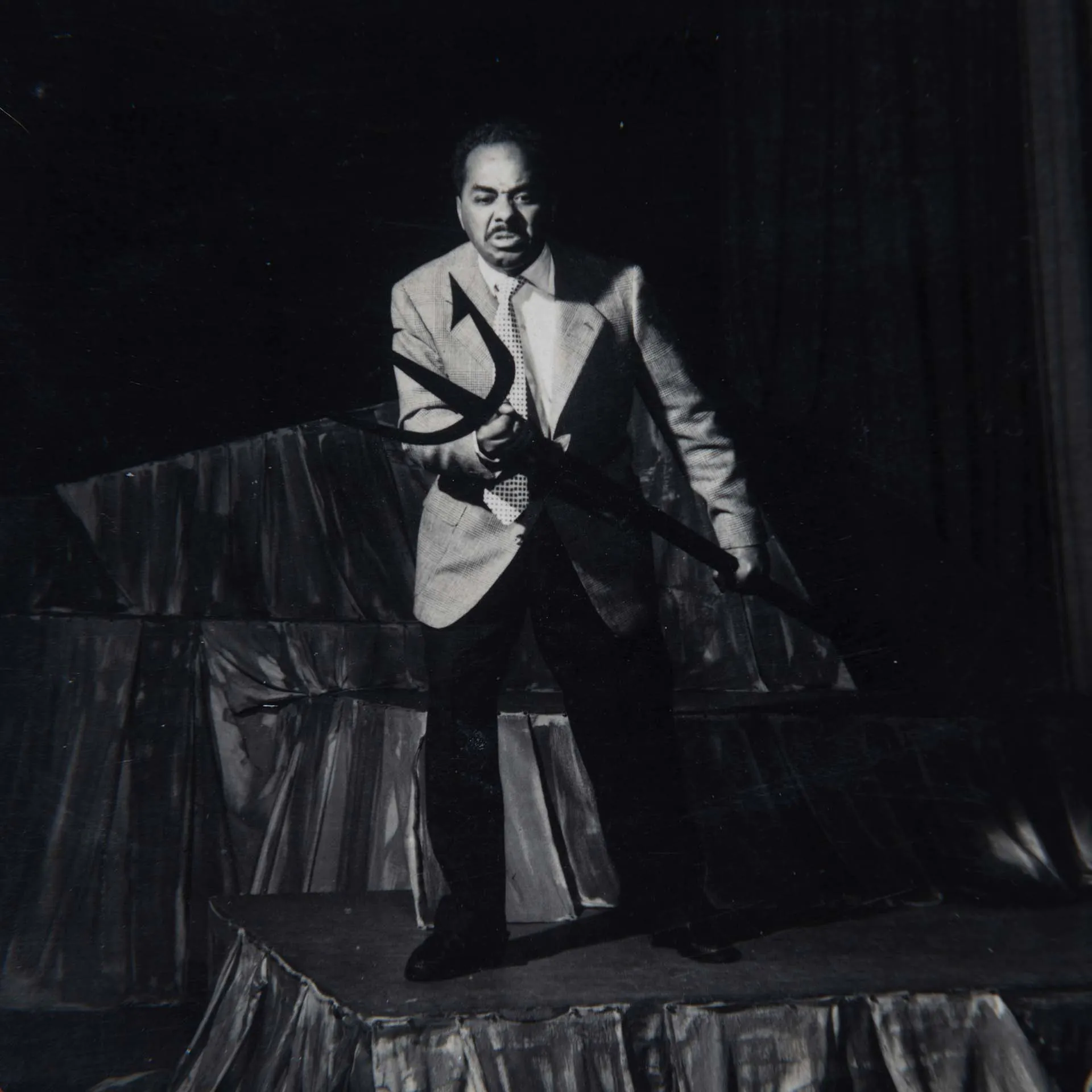 Foto por José Medeiros. Abdias Nascimento em cena de "Sortilégio" de Abdias Nascimento, 1957. Acervo Abdias Nascimento – IPEAFRO