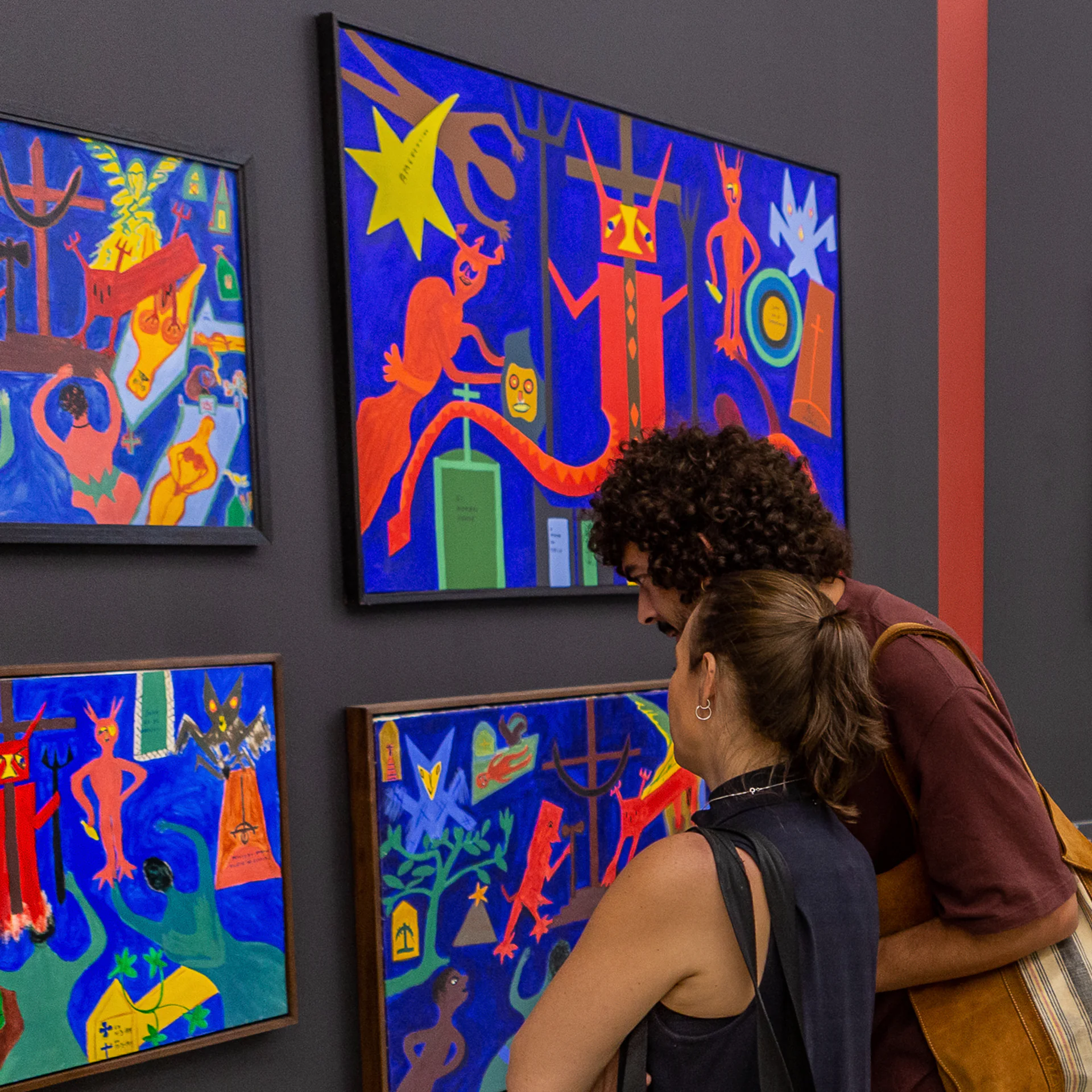 Visitantes são convidados a refletir de forma lúdica sobre impressões de obras de arte do acervo.