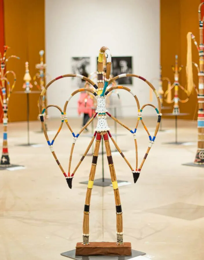 O tema do Descentralização está conectado com o Programa Abdias do Nascimento e o Museu de Arte Negra. Foto: Exposição Mestre Didi, na Galeria Praça. Crédito: Ícaro Moreno