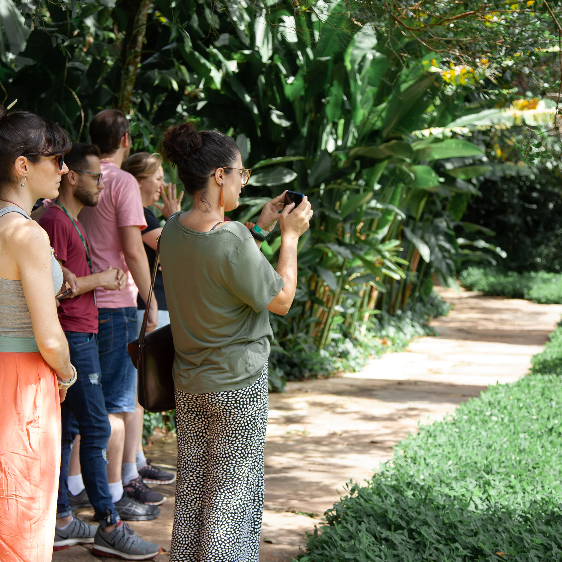 The educational activity proposes an exercise of reflection and making of a passepartout. Photo: Brendon Campos