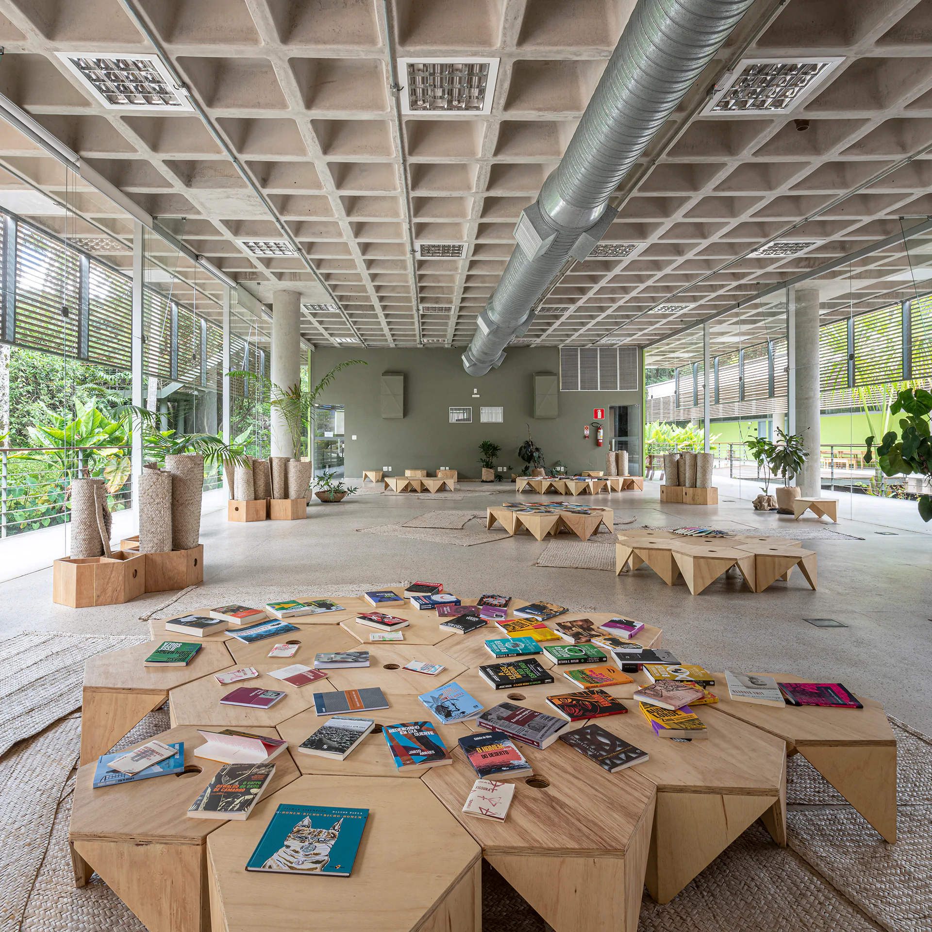 Visit seeks to establish relationships between Brazilian literature and Inhotim’s collections