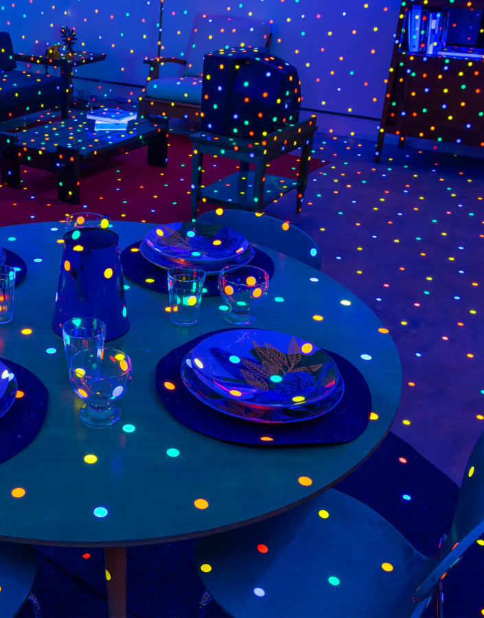 Crianças são convidadas a criar uma pintura inspirada pelos jardins e cores da Galeria Yayoi Kusama. Foto: Daniel Mansur