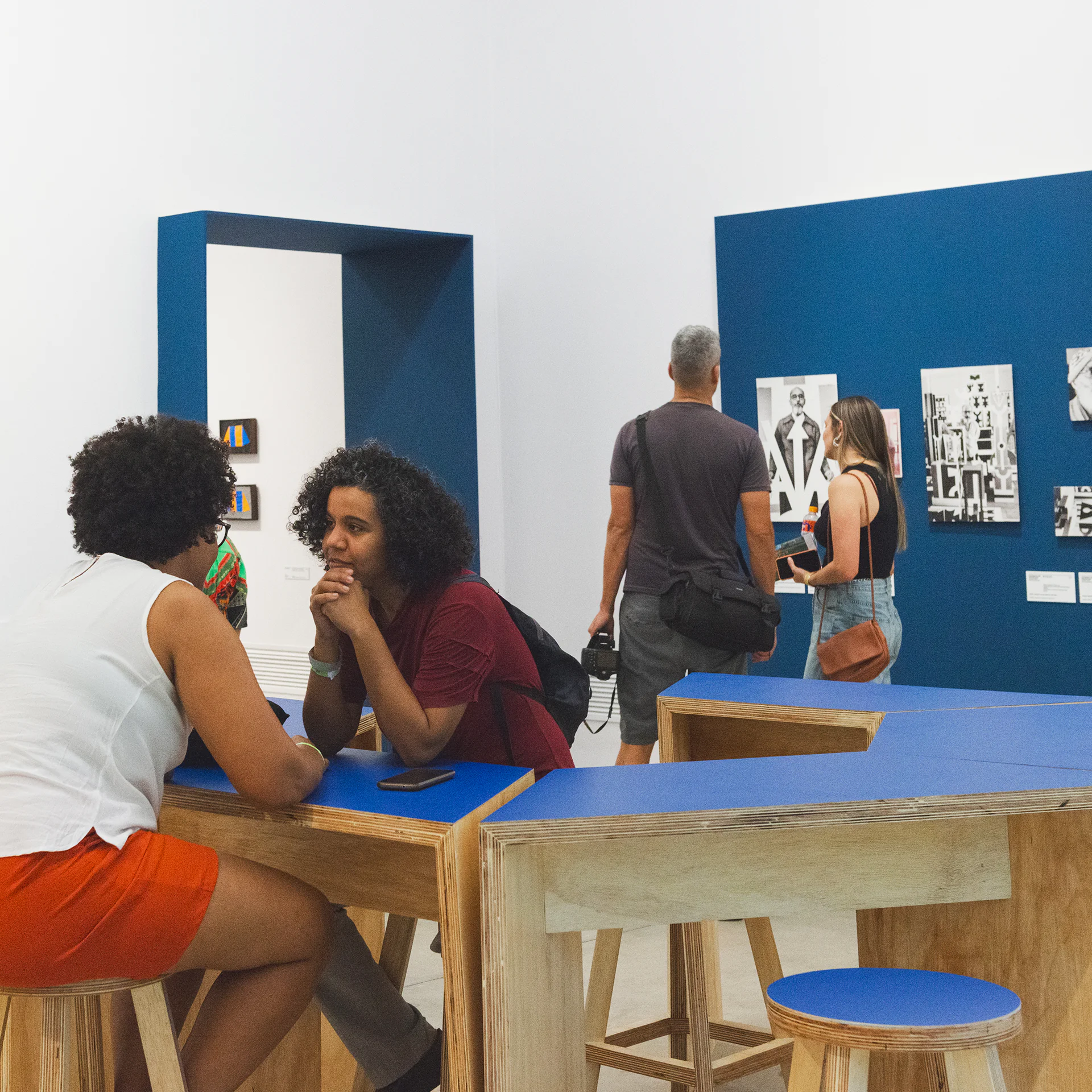 Oficinas, laboratórios de mediações e rodas de conversa em diálogo com a exposição na Galeria Lago. Foto: Daniela Paoliello