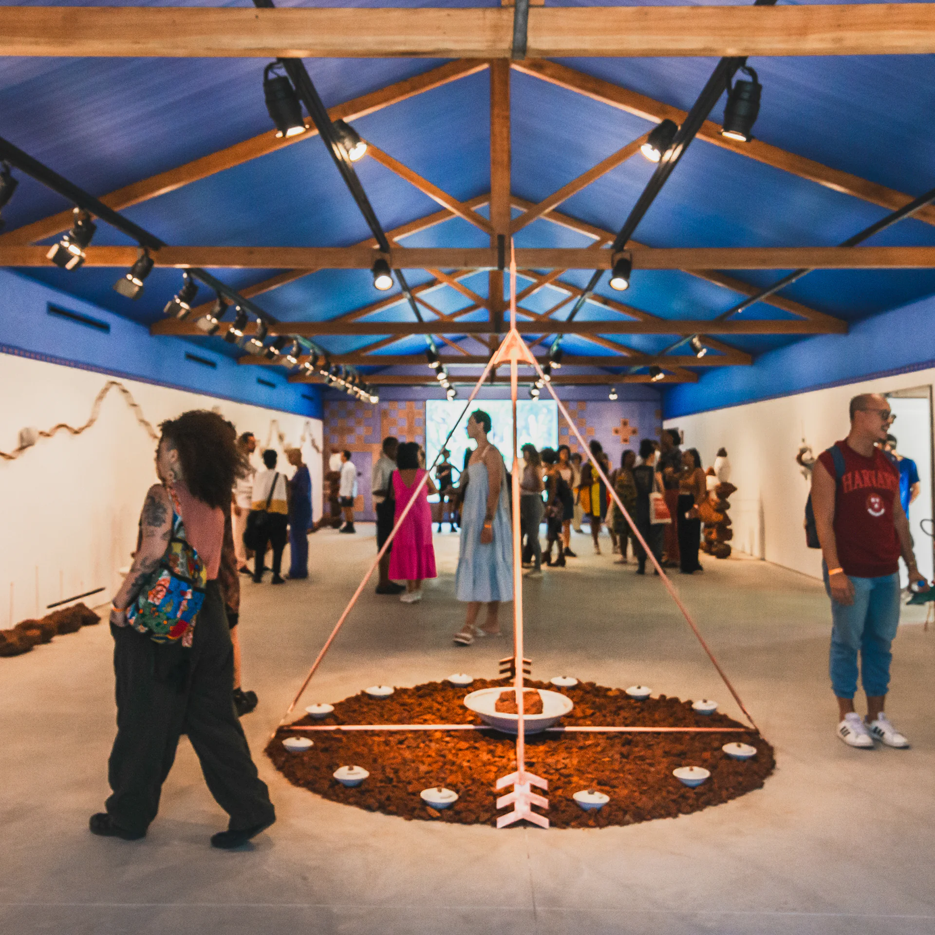 Luana Vitra ocupa a Galeria Marcenaria com o trabalho "Giro"