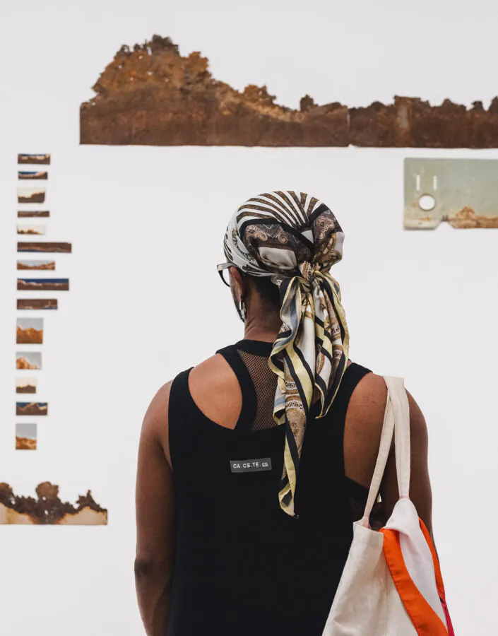 Durante a atividade, participantes fazem reflexões sobre o fazer artístico a partir da exposição Direito à forma. Foto: Daniela Paoliello