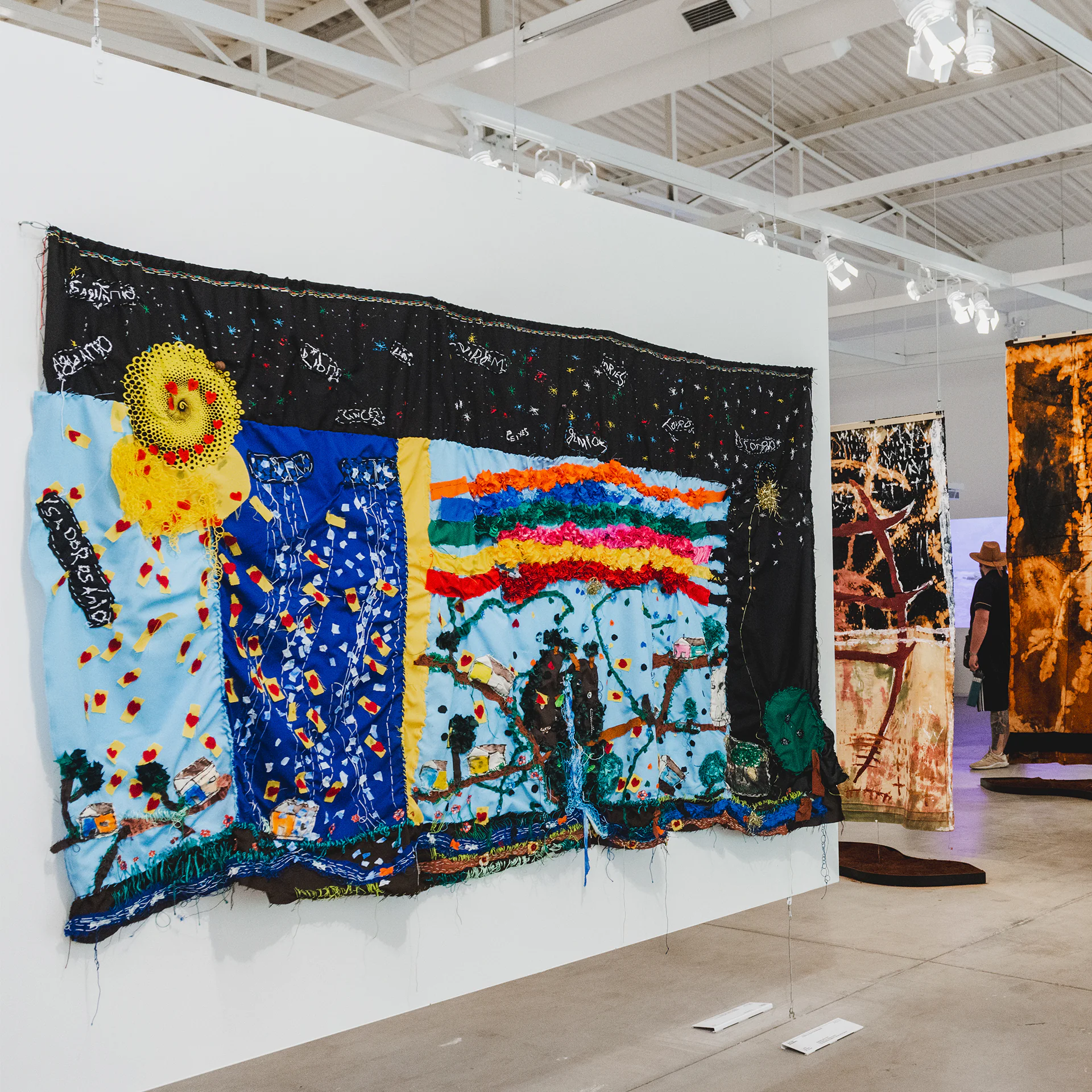 The public is invited to work on memory and the feminine through embroidery and dialogue. Photo: Daniela Paoliello