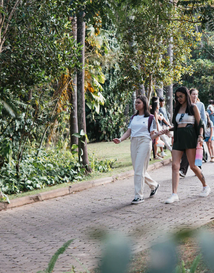 Participe das visitas temáticas do Inhotim. Elas são gratuitas para visitantes e destinadas a pessoas de todas as idades. Foto: William Gomes