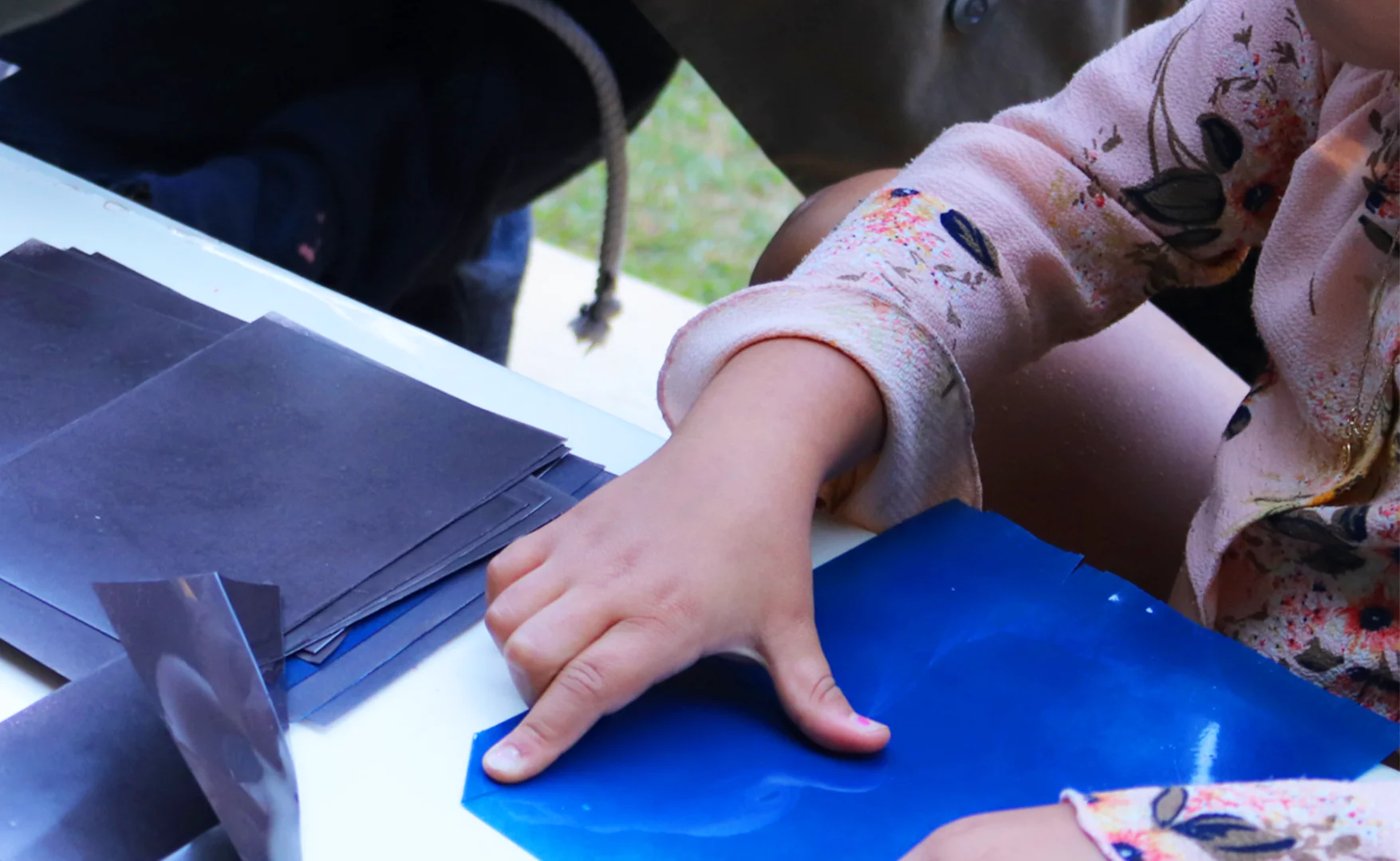 O Ateliê Circulante convida para atividades em diferentes pontos do Inhotim, experimentando a arte e a natureza. Foto: Heloísa Helena