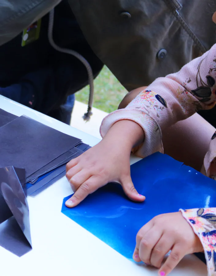 O Ateliê Circulante convida para atividades em diferentes pontos do Inhotim, experimentando a arte e a natureza. Foto: Heloísa Helena