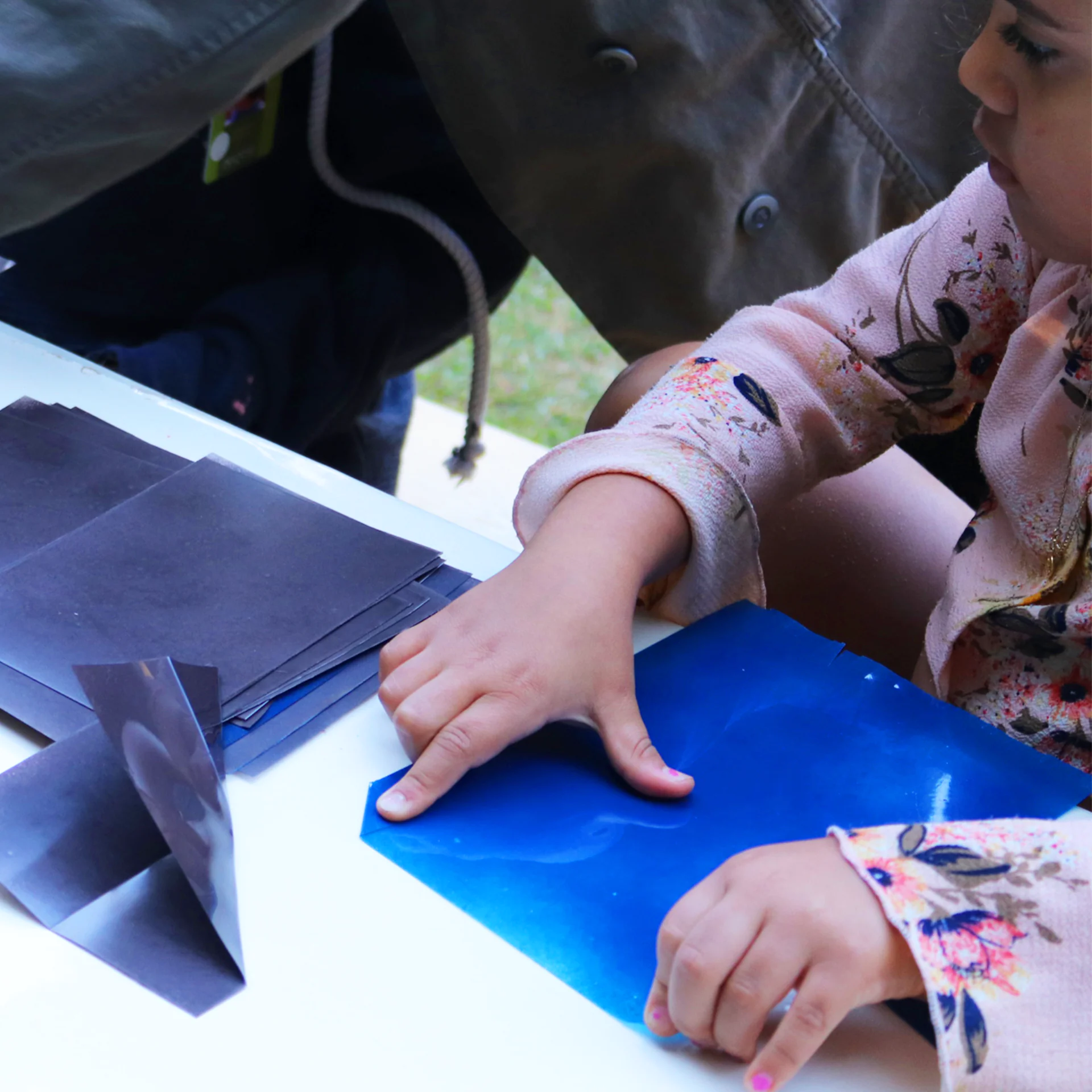 O Ateliê Circulante convida para atividades em diferentes pontos do Inhotim, experimentando a arte e a natureza. Foto: Heloísa Helena