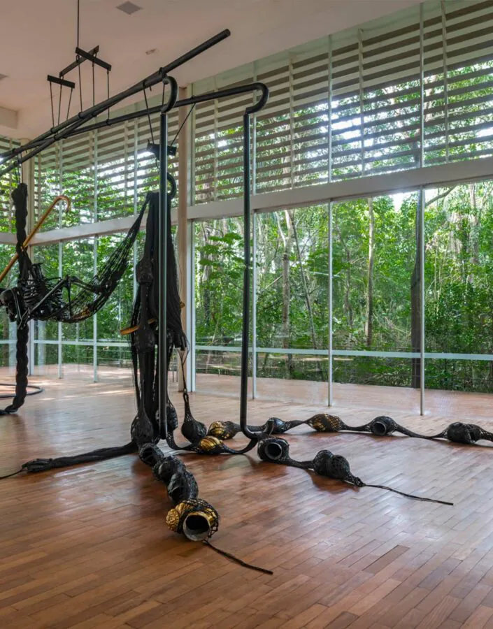 Convidados e convidadas nacionais e internacionais se encontram em pontos do Inhotim como a Galeria Psicoativa Tunga. Foto: William Gomes