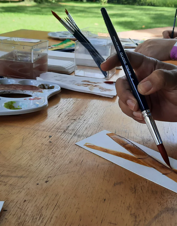 O Ateliê Circulante convida para atividades em diferentes pontos do Inhotim, experimentando a arte e a natureza. Foto: Amanda Homem