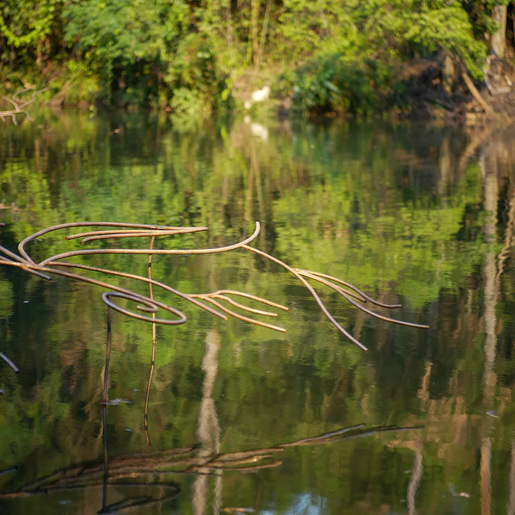 O trabalho inédito, composto por 20 peças, criadas pela artista e produzidas junto a equipe do Inhotim. Foto: Ana Clara Martins