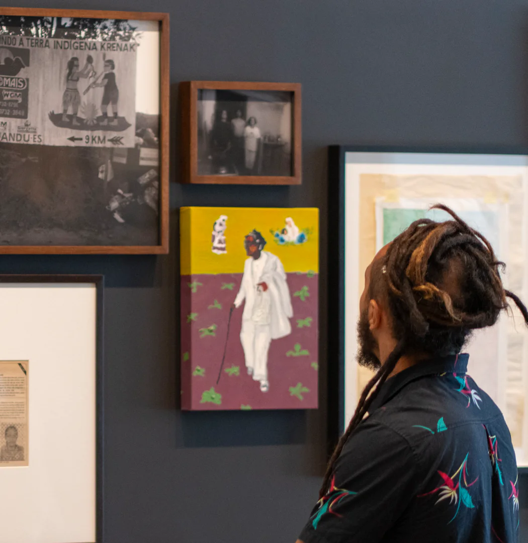 O artista Paulo Nazareth trabalha maneiras de se relacionar com a terra, entre outros temas, em “Esconjuro”. Foto: Daniela Paoliello