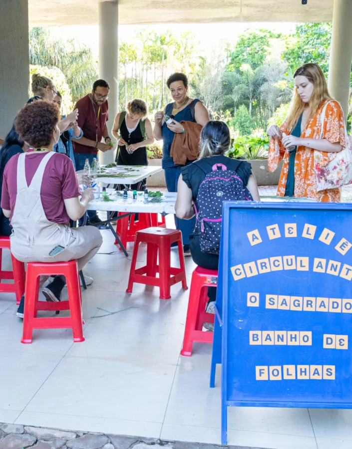  O Ateliê Circulante convida para atividades em diferentes pontos do Inhotim, experimentando a arte e a natureza. Foto: Guiga Guimaraes