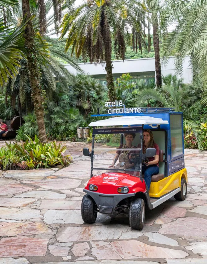 The Traveling Studio invites you to experience art and nature through activities in different parts of Inhotim. Photo: Guiga Guimarães