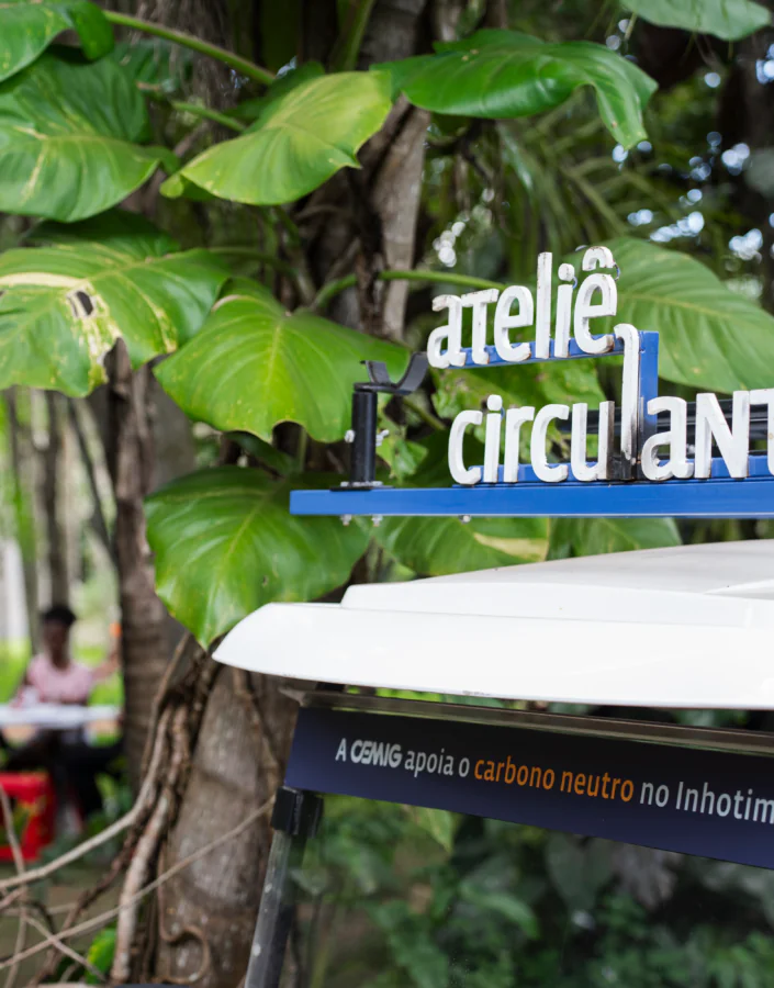 O Ateliê Circulante convida para atividades em diferentes pontos do Inhotim, experimentando a arte e a natureza. Foto: Brendon Campos