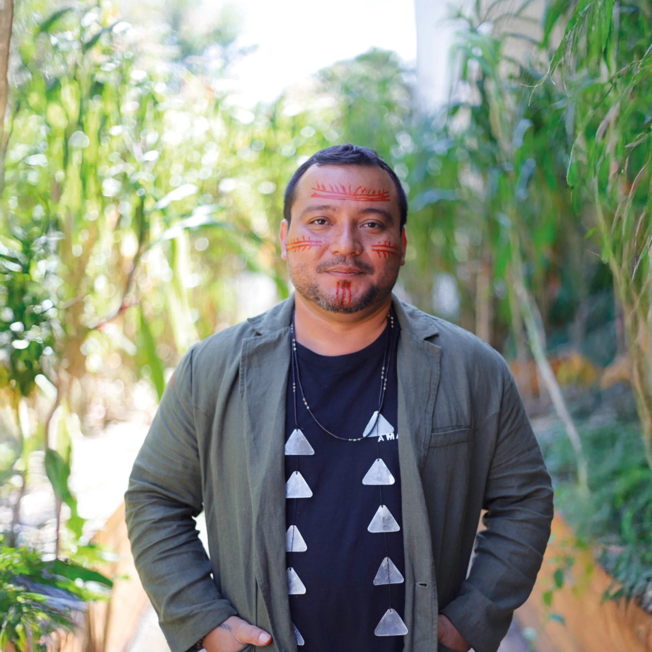 A conferência Arte Indígena Contemporânea, ministrada pelo artista Denilson Baniwa (AM).